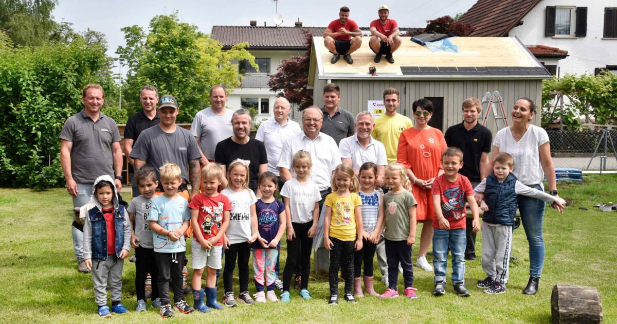 Das neue Gartenhaus im Kindergarten Weißenbildstraße freut Bürgermeister und die Kinder gleichermaßen. © Gabriela Paulmichl