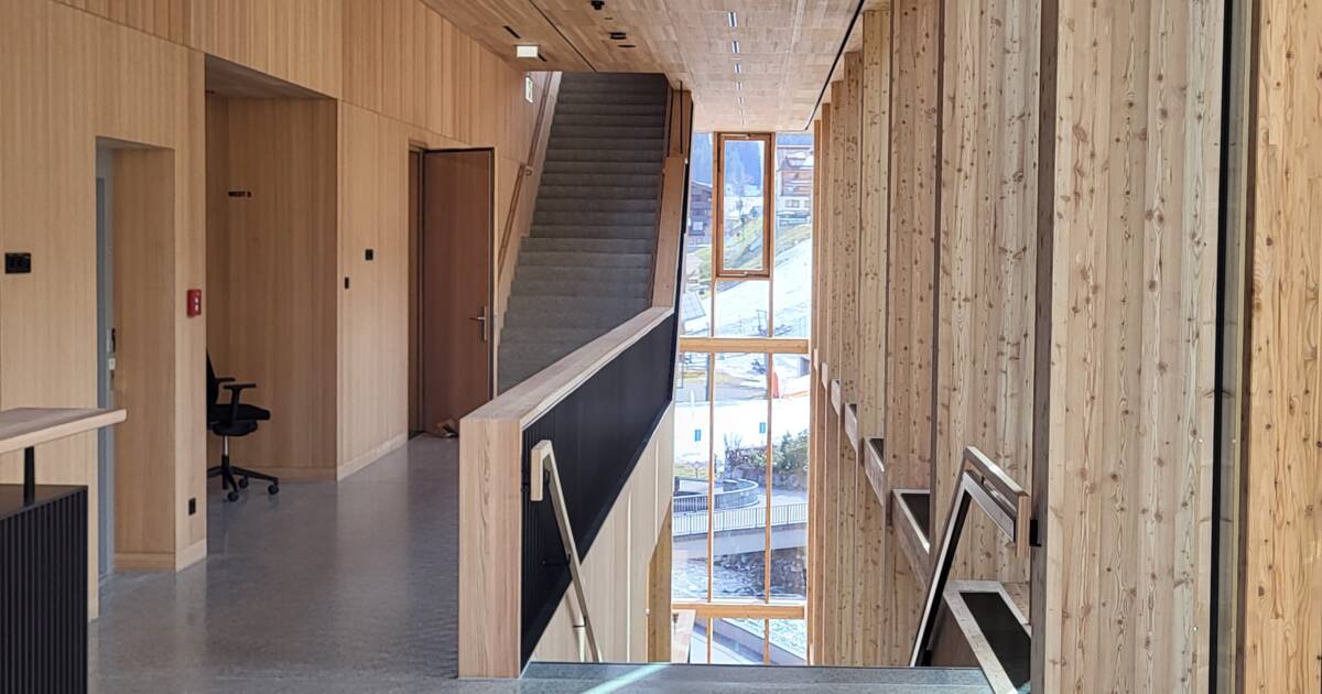 iR Holzbau_Lechwelten und Dorfhus_Eroeffnung_detail1_c)i+R