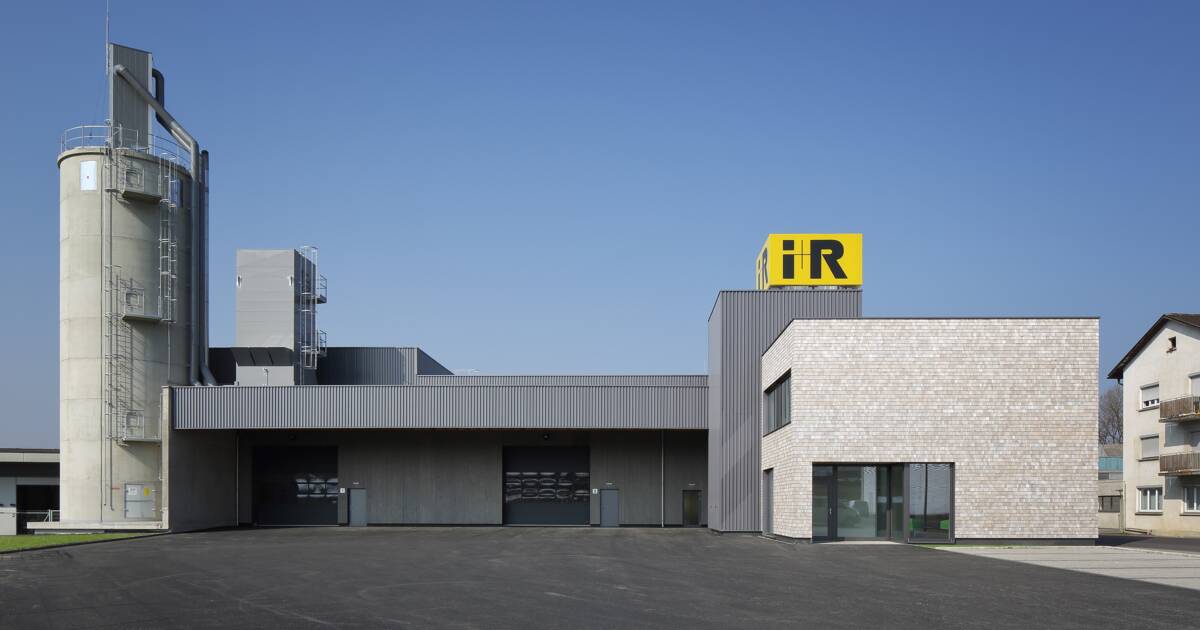 Durch Um- und Zubau erweiterte i+R Holzbau den Standort in Lauterach um 1.600 Quadratmeter Produktionsfläche und einen Bürotrakt. © ©Petra Rainer
