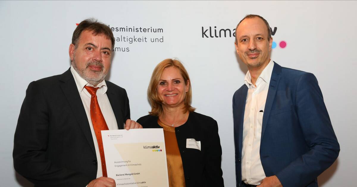 Verleihung durch Sektionschef (des BMNT) Dr.Jürgen Schneider an Monika und Egon Haag, Geschäftsführer und Inhaber der Bäckerei Mangold GmbH. © ©klimaaktiv/APA-Fotoservice/Schedl