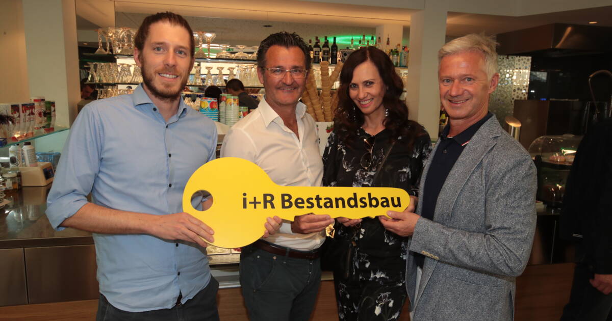 Schlüsselübergabe durch i+R Bestandsbau GmbH © ©Arno Meusburger Schlüsselübergabe durch i+R Bestandsbau GmbH © ©Arno Meusburger