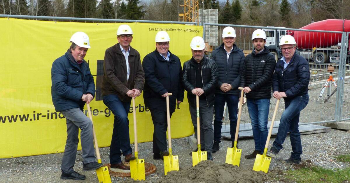 Setzten den Spatenstich für die neue Sporthalle in Moos: Helmut Dury (Architekt), Altbürgermeister Peter Kessler, Bürgermeister Patrick Krauss, Fredi D’Aloisio (Architekt), Eckehard Schöch un