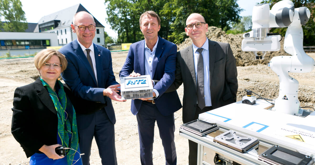 RITZ-Geschäftsführerin Manuela Meske-Schubert, Lothar Wölfle (Landrat Bodenseekreis), Erster Bürgermeister Dr. Stefan Köhler und Dr. Arndt Oschmann (Referatsleiter Ministerium für Wirtschaft, Arbeit und Wohnungsbau Baden-Württemberg) mit dem 3D-Modell © ©Dietmar Mathis RITZ-Geschäftsführerin Manuela Meske-Schubert, Lothar Wölfle (Landrat Bodenseekreis), Erster Bürgermeister Dr. Stefan Köhler und Dr. Arndt Oschmann (Referatsleiter Ministerium für Wirtschaft, Arbeit und Wohnungsbau Baden-Württemberg) mit dem 3D-Modell © ©Dietmar Mathis