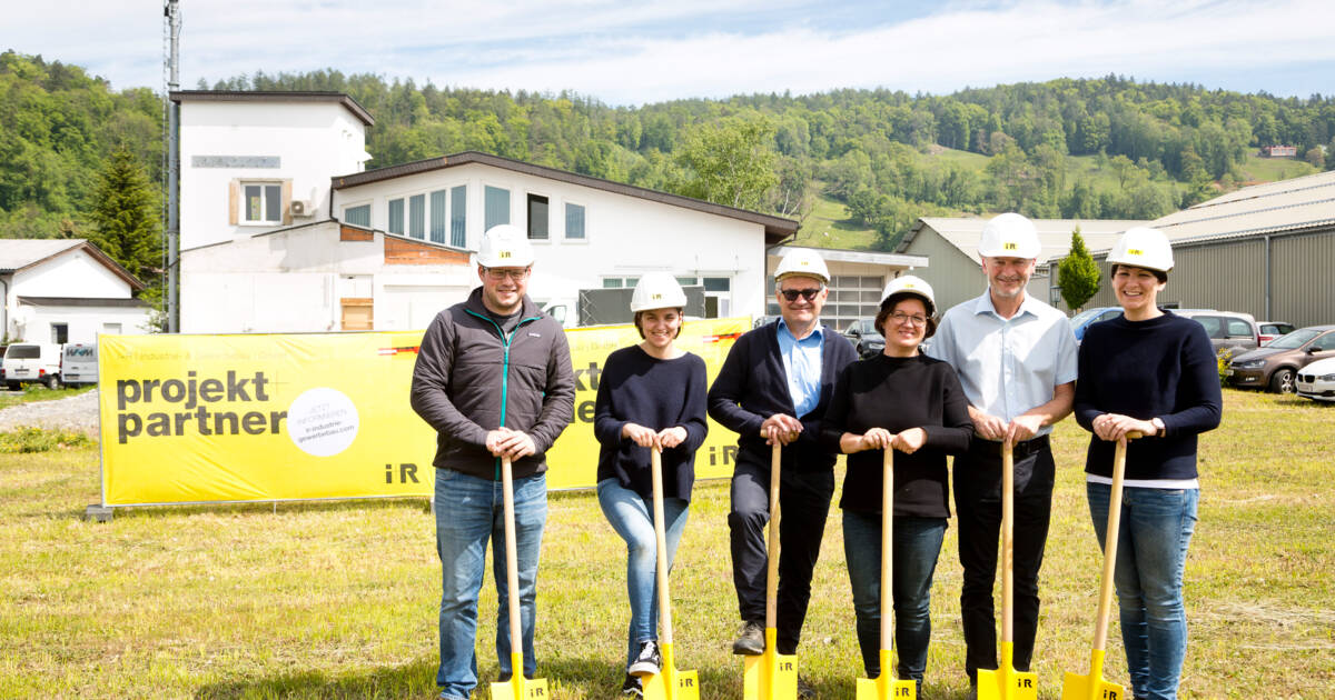 Bauherren und Architekten freuen sich auf die Realisierung (v.l.): Christian Neff (Hohenfellner Architektur), Patricia Temel, Hans Hohenfellner, Brigitte Temel, Ingo Temel, Beate Temel. © Copyright: Dietmar Mathis