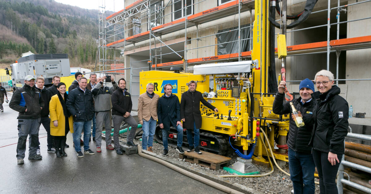 Bei seinem Einsatz beim Wohnbauprojekt „Seeblick“ in Lochau wurde das neue Bohrgerät eingeweiht. © ©Mathis Fotografie