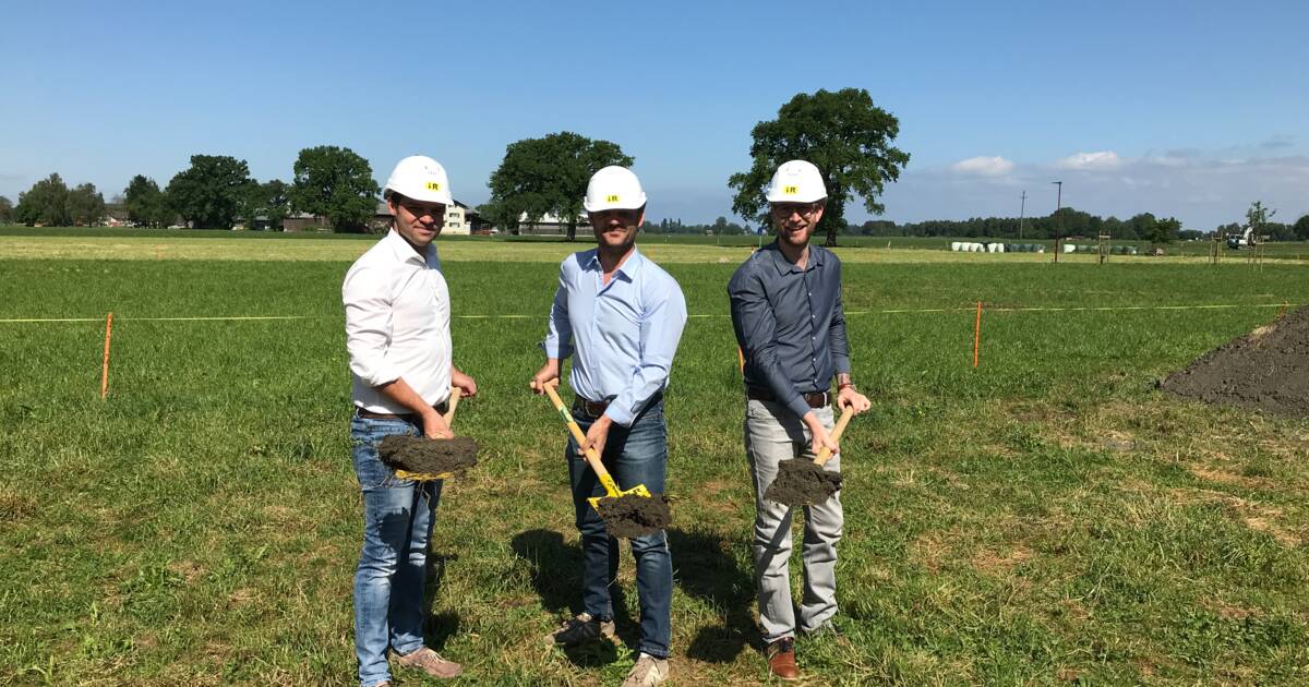 Die Bauherrn Stefan und Martin Übelhör mit Sebastian Rauchegger (Projektleitung i+R) Die Bauherrn Stefan und Martin Übelhör mit Sebastian Rauchegger (Projektleitung i+R)