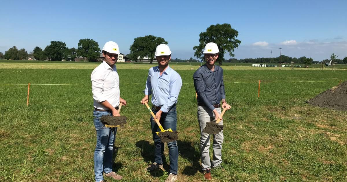 Die Bauherrn Stefan und Martin Übelhör mit Sebastian Rauchegger (Projektleitung i+R)