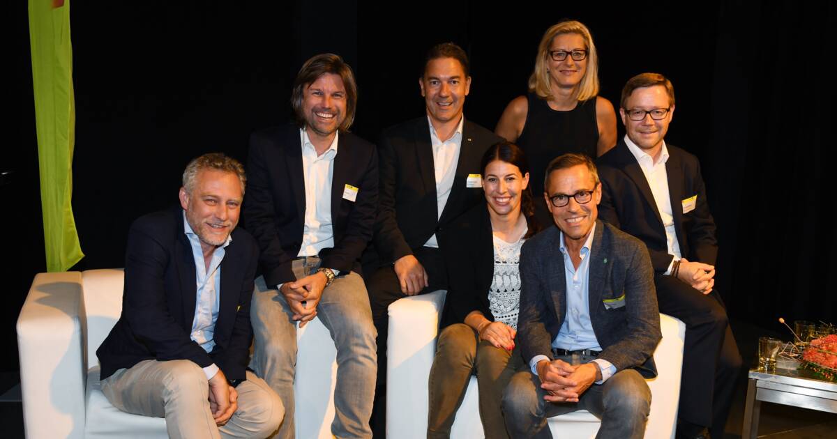 Eine authentische Truppe erzählte vom inneren Feuer (vlnr): Joachim Alge & Reinhard Schertler (i+R), Alexander Stuchly (i+R Wohnbau), Dominique Gisin, Raphaela Stefandl (ORF-Korrespondentin), Matthias Hüppi (FCSG-Präsident), Christian Müller (i+R Wohnbau) Eine authentische Truppe erzählte vom inneren Feuer (vlnr): Joachim Alge & Reinhard Schertler (i+R), Alexander Stuchly (i+R Wohnbau), Dominique Gisin, Raphaela Stefandl (ORF-Korrespondentin), Matthias Hüppi (FCSG-Präsident), Christian Müller (i+R Wohnbau)