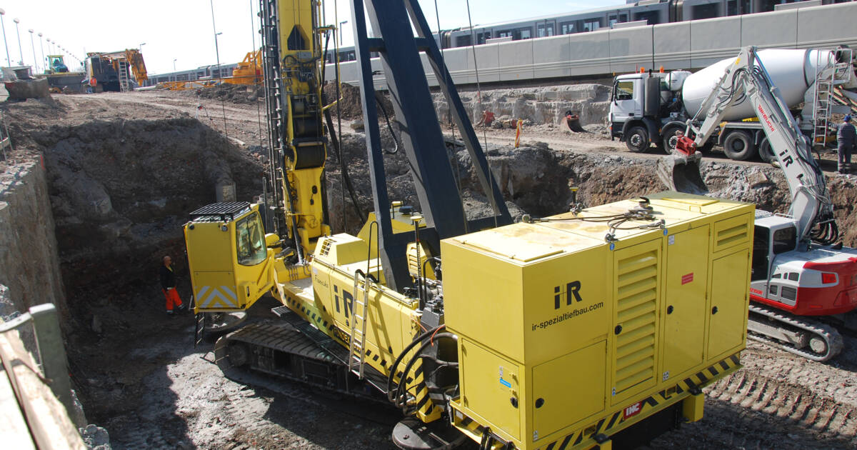 iR-SpezialtiefbaÖsterreichs erstes und derzeit einziges Großdrehbohrgerät der Type FUNDEX F3500 arbeitet in der Wiener Donaucity am Grundbau für den 110 Meter hohen DC3-Tower. iR-SpezialtiefbaÖsterreichs erstes und derzeit einziges Großdrehbohrgerät der Type FUNDEX F3500 arbeitet in der Wiener Donaucity am Grundbau für den 110 Meter hohen DC3-Tower.