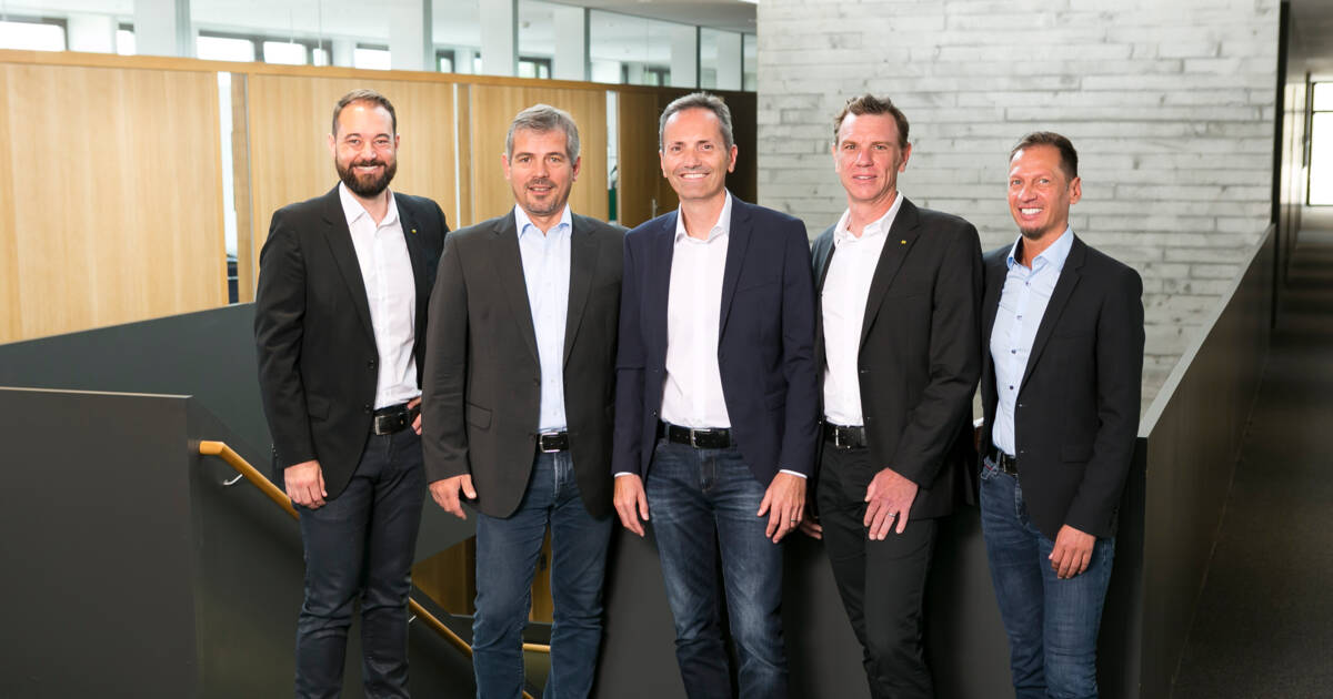 Als Führungsteam werden sie die i+R Wohnbau ab sofort leiten: Prokurist Tobias Forer-Pernthaler, die Geschäftsführer Reinold Meusburger und Karlheinz Bayer sowie die Prokuristen Andreas Deuring und Andreas Nussbaumer - auf dem Bild fehlt Manfred Eisbacher Als Führungsteam werden sie die i+R Wohnbau ab sofort leiten: Prokurist Tobias Forer-Pernthaler, die Geschäftsführer Reinold Meusburger und Karlheinz Bayer sowie die Prokuristen Andreas Deuring und Andreas Nussbaumer - auf dem Bild fehlt Manfred Eisbacher