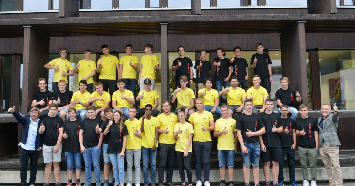 i+R-Gruppe Lehrlinge 2019.jpg: 40 „Neue“ beginnen ihre Lehre bei den Unternehmen der i+R Gruppe – im Bild mit den Eigentümern Joachim Alge und Reinhard Schertler. Insgesamt bilden die zur Unternehmensgruppe gehörenden Firmen i+R, Huppenkothen und Martin 1 i+R-Gruppe Lehrlinge 2019.jpg: 40 „Neue“ beginnen ihre Lehre bei den Unternehmen der i+R Gruppe – im Bild mit den Eigentümern Joachim Alge und Reinhard Schertler. Insgesamt bilden die zur Unternehmensgruppe gehörenden Firmen i+R, Huppenkothen und Martin 1