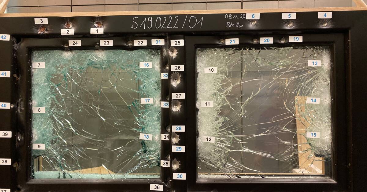 Insgesamt 42 Schüsse mit 357er- bzw. 44er-Magnum-Munition feuerte das Beschussamt Ulm auf das durchschusshemmende Holz-Alu-Fenster von i+R Fensterbau ab. Insgesamt 42 Schüsse mit 357er- bzw. 44er-Magnum-Munition feuerte das Beschussamt Ulm auf das durchschusshemmende Holz-Alu-Fenster von i+R Fensterbau ab.