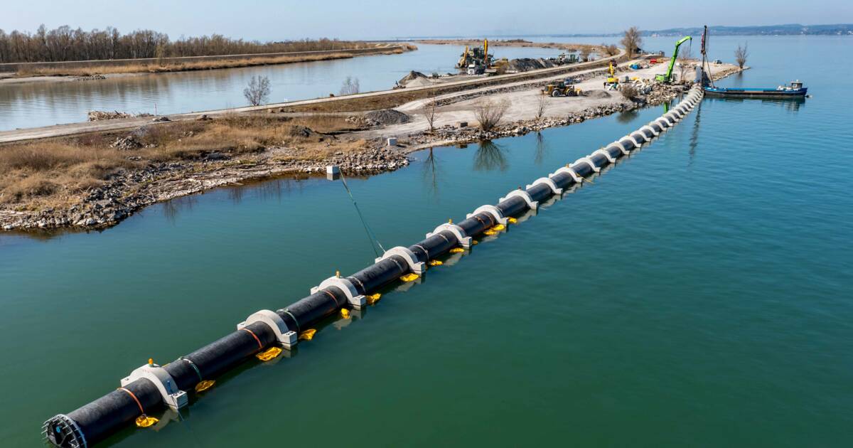 Das PR-Rohr wurde am 8. April vom Rheindamm in den Bodensee eingeschwommen.  © Dietmar Stiplovsek