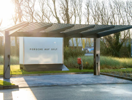 Der PV-Carport entspricht hohen optischen und technischen Ansprüchen. © ©Porsche AG Der PV-Carport entspricht hohen optischen und technischen Ansprüchen. © ©Porsche AG