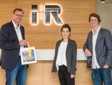 Michael Kofler aus Allensbach (links) ging als Gewinner aus dem Ideenwettbewerb für die Quartiersbezeichnung hervor. Im neuen i+R Büro in Konstanz konnte er von Maria Wechsel und Marius Reck (beide i+R) den Gutschein für die Bregenzer Festspiele entgegenn © ©Chris Danneffel Michael Kofler aus Allensbach (links) ging als Gewinner aus dem Ideenwettbewerb für die Quartiersbezeichnung hervor. Im neuen i+R Büro in Konstanz konnte er von Maria Wechsel und Marius Reck (beide i+R) den Gutschein für die Bregenzer Festspiele entgegenn © ©Chris Danneffel
