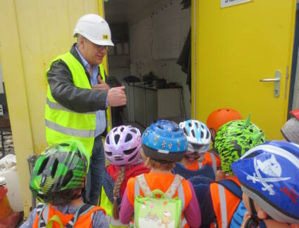 i+R lädt Kindergarten-Kinder auf Baustelle ein