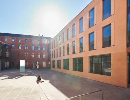 Das teilweise denkmalgeschützte Gebäude der Sparkasse Bodensee in Konstanz wird künftig auch das erste Zalando-Outlet im süddeutschen Raum, drei Gastronomiebetriebe und ein Hotel mit rund 60 © ©kuhnle + knödler Das teilweise denkmalgeschützte Gebäude der Sparkasse Bodensee in Konstanz wird künftig auch das erste Zalando-Outlet im süddeutschen Raum, drei Gastronomiebetriebe und ein Hotel mit rund 60 © ©kuhnle + knödler