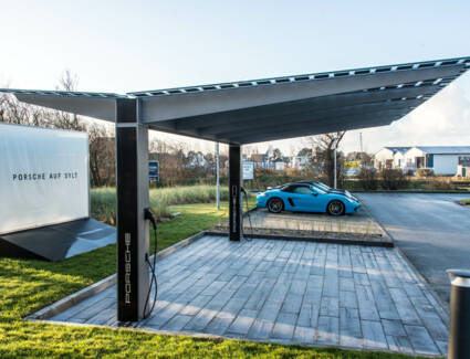 Der PV-Carport dient als Ladestation und überdachter Abstellplatz zugleich. © ©Porsche AG Der PV-Carport dient als Ladestation und überdachter Abstellplatz zugleich. © ©Porsche AG