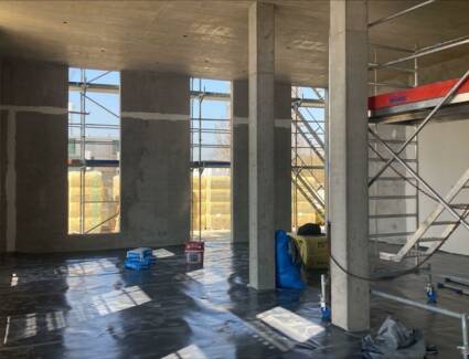 baustelle-rmsolar-spachtelarbeiten-im-erdegeschoss-blickrichtung-westen baustelle-rmsolar-spachtelarbeiten-im-erdegeschoss-blickrichtung-westen