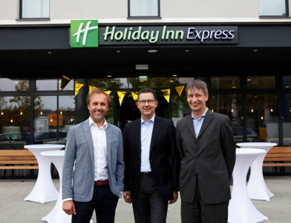 Martin Epp (i+R), Peter Schulze (tristar) und Herr Matthias Koerber (tristar) bei der Eröffnungsfeier des Hotel Holiday Inn Express, Raunheim (D) © ©Sarah Schovenberg Fotografie