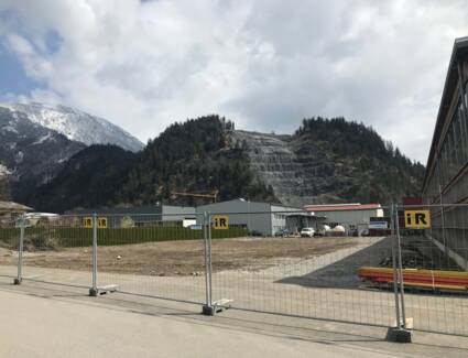 Das Baufeld für die neue Lagerhalle liegt direkt im Industriegebiet in Ludesch (A).