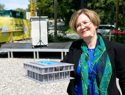 RITZ-Geschäftsführerin Manuela Meske-Schubert mit dem 3D-Modell des Gebäudes, das nach dem Entwurf des Vorarlberger Architekturbüros Baumschlager Hutter Partners von i+RB errichtet wird.