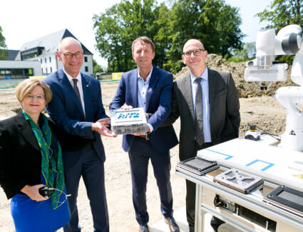 RITZ-Geschäftsführerin Manuela Meske-Schubert, Lothar Wölfle (Landrat Bodenseekreis), Erster Bürgermeister Dr. Stefan Köhler und Dr. Arndt Oschmann (Referatsleiter Ministerium für Wirtschaft, Arbeit und Wohnungsbau Baden-Württemberg) mit dem 3D-Modell © ©Dietmar Mathis RITZ-Geschäftsführerin Manuela Meske-Schubert, Lothar Wölfle (Landrat Bodenseekreis), Erster Bürgermeister Dr. Stefan Köhler und Dr. Arndt Oschmann (Referatsleiter Ministerium für Wirtschaft, Arbeit und Wohnungsbau Baden-Württemberg) mit dem 3D-Modell © ©Dietmar Mathis