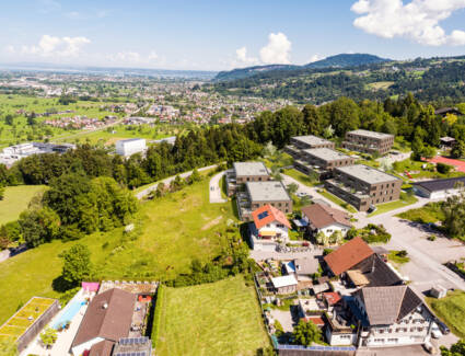Die barrierefreien Zwei- bis Vierzimmer-Eigentumswohnungen der Wohnanlage liegen stadtnah und doch mitten in der Natur. © ©AM KNIE in Dornbirn Projekt GmbH Die barrierefreien Zwei- bis Vierzimmer-Eigentumswohnungen der Wohnanlage liegen stadtnah und doch mitten in der Natur. © ©AM KNIE in Dornbirn Projekt GmbH