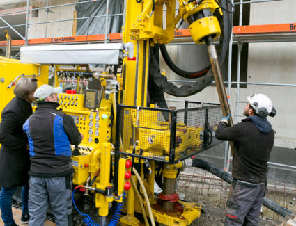 Aufgrund der steigenden Nachfrage für Erdwärmepumpen investierte i+R in ein zweites Bohrgerät. © ©Mathis Fotografie Aufgrund der steigenden Nachfrage für Erdwärmepumpen investierte i+R in ein zweites Bohrgerät. © ©Mathis Fotografie