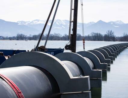 Die verschweißten PE-Elemente wurden Ende März 2021 nach und nach in den Bodensee verfrachtet. © Dietmar Walser Die verschweißten PE-Elemente wurden Ende März 2021 nach und nach in den Bodensee verfrachtet. © Dietmar Walser