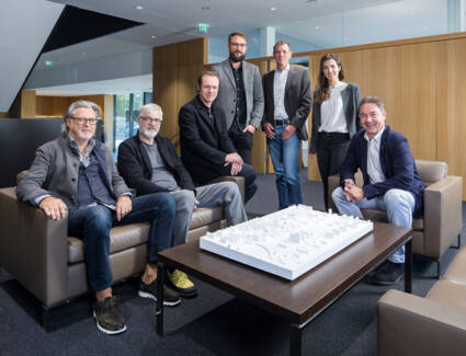 Die Gewinner des städtebaulichen Realisierungswettbewerbs, Gohm | Hiessberger und Innauer | Matt , mit Alexander Stuchly, Geschäftsführer i+R Wohnbau Lindau und den Projektentwicklern Andreas Deuring und Maria Wechsel. © ©Dietmar Walser Die Gewinner des städtebaulichen Realisierungswettbewerbs, Gohm | Hiessberger und Innauer | Matt , mit Alexander Stuchly, Geschäftsführer i+R Wohnbau Lindau und den Projektentwicklern Andreas Deuring und Maria Wechsel. © ©Dietmar Walser