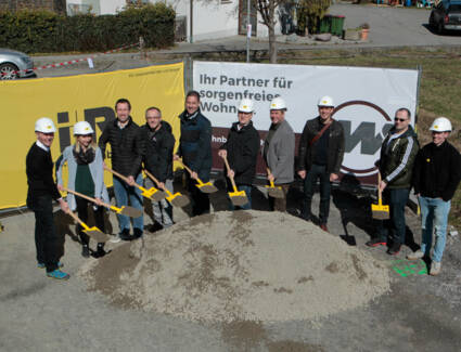 Frastanz: Direkt im Zentrum entsteht eine gemeinnützige Wohnanlage mit 13 Wohnungen. Bauherr, Gemeinde, Planer und Generalunternehmer feierten gemeinsam den Spatenstich. © ©Arno Meusburger