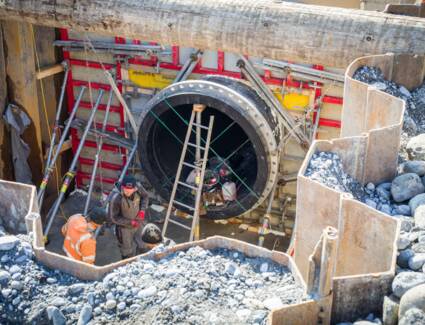 i+R errichtete direkt am Bodenseeufer einen Spundwandkasten, um Stahlbeton- und Kunststoffrohr problemlos zusammenzuschließen. © Dietmar Walser i+R errichtete direkt am Bodenseeufer einen Spundwandkasten, um Stahlbeton- und Kunststoffrohr problemlos zusammenzuschließen. © Dietmar Walser