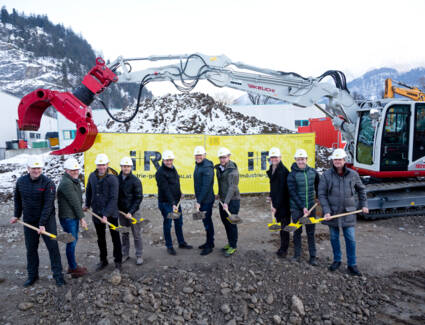 Die Verantwortlichen nahmen gemeinsam den Spatenstich für das neue Firmengebäude der Martin GmbH in Ludesch vor. © ©Dietmar Mathis