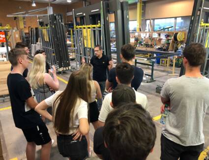 HTL Patenschaftsklasse besucht i+R Holzbau und Fensterbau in Lauterach HTL Patenschaftsklasse besucht i+R Holzbau und Fensterbau in Lauterach
