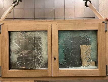 Trotz der 42 Treffer auf der Außenseite weist das durchschusshemmende Holz-Alu-Fenster von i+R Fensterbau auf der Innenseite keinerlei Beschädigung auf und wurde daher vom Beschussamt Ulm nac Trotz der 42 Treffer auf der Außenseite weist das durchschusshemmende Holz-Alu-Fenster von i+R Fensterbau auf der Innenseite keinerlei Beschädigung auf und wurde daher vom Beschussamt Ulm nac