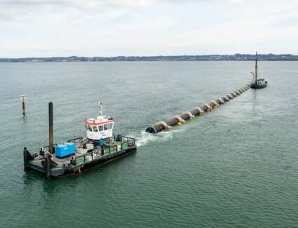 Per Zugschiff wurde das PE-Rohr an Bregenzer Seeufer gezogen © Dietmar Stiplovsek Per Zugschiff wurde das PE-Rohr an Bregenzer Seeufer gezogen © Dietmar Stiplovsek