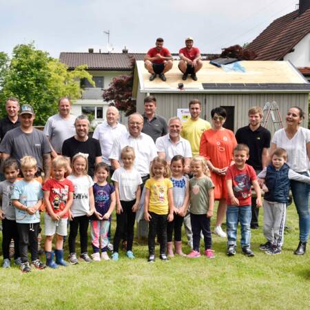 Das neue Gartenhaus im Kindergarten Weißenbildstraße freut Bürgermeister und die Kinder gleichermaßen. © Gabriela Paulmichl
