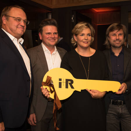 Symbolische Schlüsselübergabe durch Bürgermeister Elmar Rhomberg (1.v.l.) und Reinhard Schertler (4.v.l.) an die neuen Pächter des "Johann" Alexander und Rafaela Berger (Mitte)