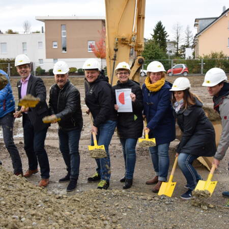 Michael Schlegel (Bauamtsleiter), BM Georg Riedmann, Fredi D'Aloisio (Architekt), Reinhard Müller (i+RB), Monika Schneider (Stadtbauamt), Katharina Lissner (Leiterin Kindergarten), Stefanie Schreitmüller (Leiterin Kindergarten), Martin Romer (Architekt)