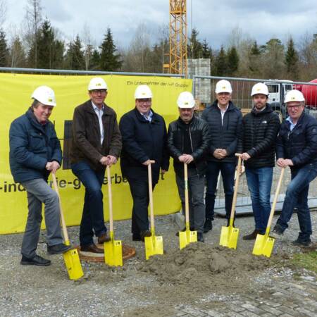 Setzten den Spatenstich für die neue Sporthalle in Moos: Helmut Dury (Architekt), Altbürgermeister Peter Kessler, Bürgermeister Patrick Krauss, Fredi D’Aloisio (Architekt), Eckehard Schöch und Roman Dominik (i+R) und Ingenieur Burkhard Raff (von links)