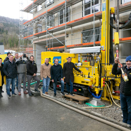 Bei seinem Einsatz beim Wohnbauprojekt „Seeblick“ in Lochau wurde das neue Bohrgerät eingeweiht. © ©Mathis Fotografie