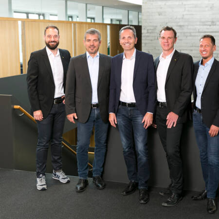 Als Führungsteam werden sie die i+R Wohnbau ab sofort leiten: Prokurist Tobias Forer-Pernthaler, die Geschäftsführer Reinold Meusburger und Karlheinz Bayer sowie die Prokuristen Andreas Deuring und Andreas Nussbaumer - auf dem Bild fehlt Manfred Eisbacher