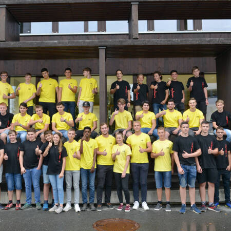 i+R-Gruppe Lehrlinge 2019.jpg: 40 „Neue“ beginnen ihre Lehre bei den Unternehmen der i+R Gruppe – im Bild mit den Eigentümern Joachim Alge und Reinhard Schertler. Insgesamt bilden die zur Unternehmensgruppe gehörenden Firmen i+R, Huppenkothen und Martin 1