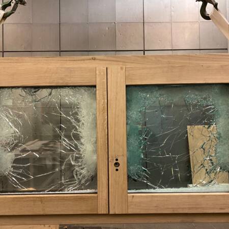 Trotz der 42 Treffer auf der Außenseite weist das durchschusshemmende Holz-Alu-Fenster von i+R Fensterbau auf der Innenseite keinerlei Beschädigung auf und wurde daher vom Beschussamt Ulm nach der Widerstandsklasse FB 4 NS zertifiziert.