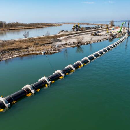 Das PR-Rohr wurde am 8. April vom Rheindamm in den Bodensee eingeschwommen. © Dietmar Stiplovsek