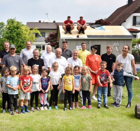 Das neue Gartenhaus im Kindergarten Weißenbildstraße freut Bürgermeister und die Kinder gleichermaßen. © Gabriela Paulmichl Das neue Gartenhaus im Kindergarten Weißenbildstraße freut Bürgermeister und die Kinder gleichermaßen. © Gabriela Paulmichl