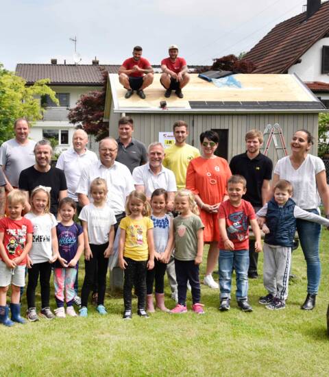 Das neue Gartenhaus im Kindergarten Weißenbildstraße freut Bürgermeister und die Kinder gleichermaßen. © Gabriela Paulmichl Das neue Gartenhaus im Kindergarten Weißenbildstraße freut Bürgermeister und die Kinder gleichermaßen. © Gabriela Paulmichl