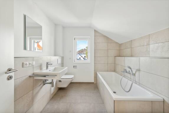 Badezimmer mit Badewanne und Dusche