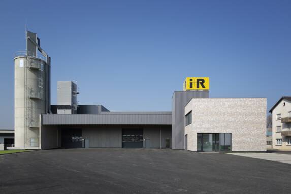 Durch Um- und Zubau erweiterte i+R Holzbau den Standort in Lauterach um 1.600 Quadratmeter Produktionsfläche und einen Bürotrakt.